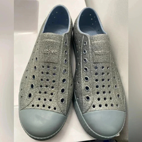 💚 Native Jefferson Hollywood Blue Hydrangea Bling/Shell Kids Shoe - J2 - Picture 7 of 8